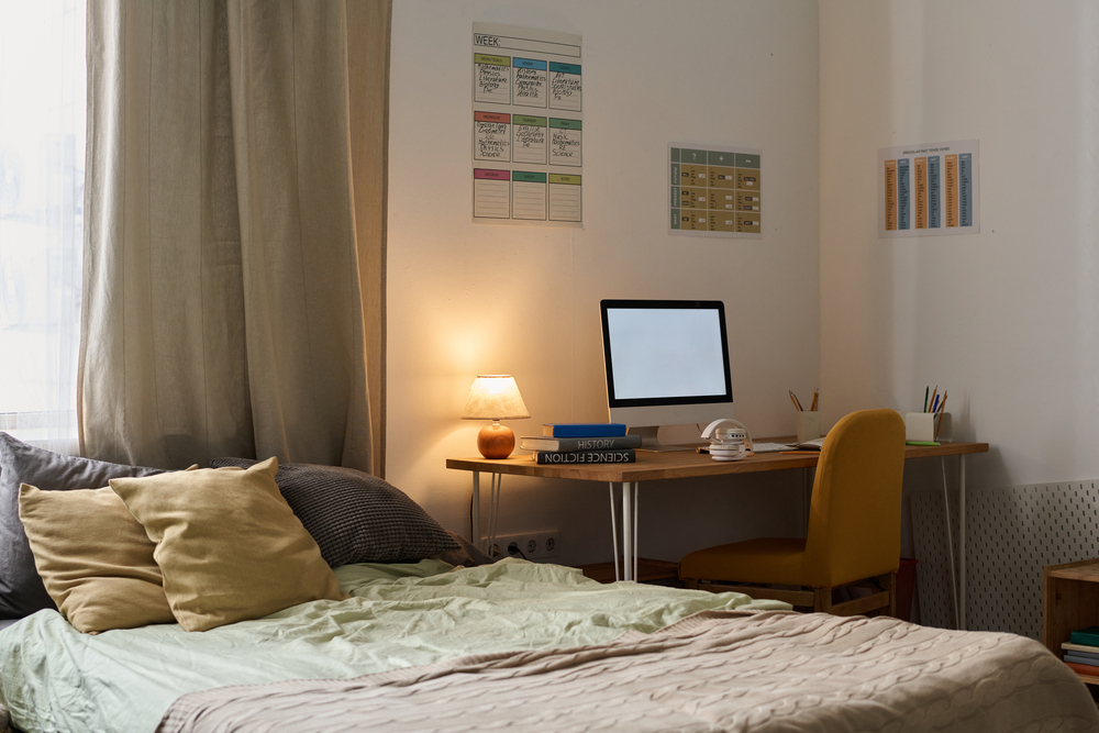 Habitación cálida y funcional que combina un área de descanso relajante con una zona de trabajo organizada, ideal para la productividad en casa.